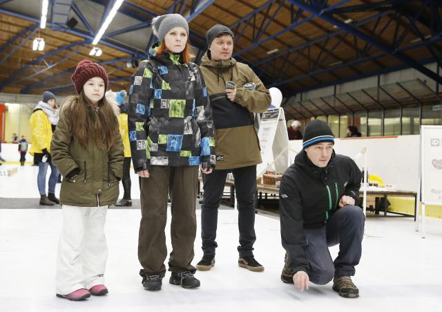 Festival v neděli 21. ledna předznamenala tradiční Kuličkiáda smíchu, na které nechyběli Petra Janečková s Láďou Špinerem a jejich dcerou ani Petr Borovec. Foto Michal Klíma