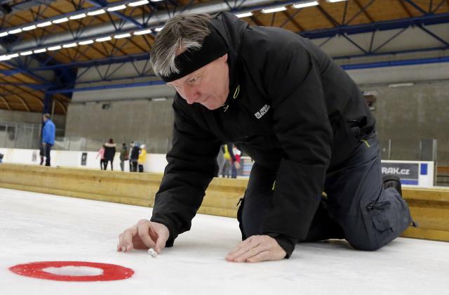 Na led uklekl také ředitel divadla Petr Dohnal, foto Michal Klíma