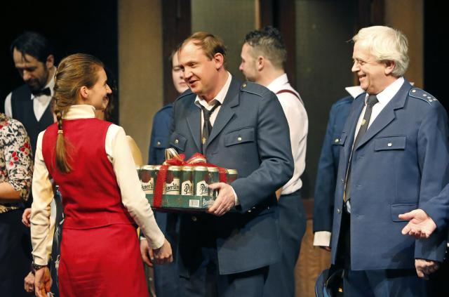 Hercům na děkovačce udělal radost nejen závěrečný potlesk diváků, ale i dar od festivalového sponzora Plzeňského Prazdroje! Foto Michal Klíma