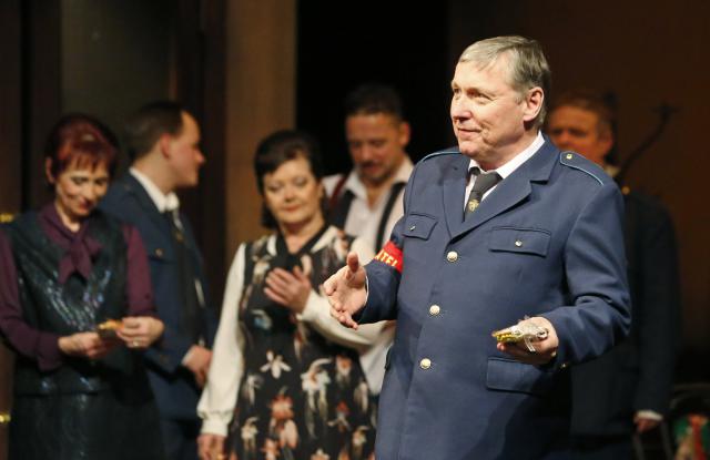 Oficiálního zahájení festivalu, které se letos netradičně uskutečnilo až po představení, se ujal ředitel divadla Petr Dohnal, jenž v Hoří, má panenko! i sám hrál. Foto Michal Klíma