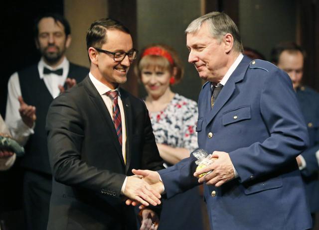 Petr Dohnal si k uvedení festivalu na jeviště přizval primátora města Martina Charváta, jenž u zahájení přehlídky podporované městem samozřejmě nemohl chybět. Foto Michal Klíma 