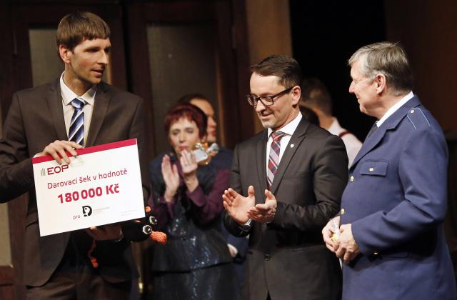 Otevření festivalu zpříjemnil manažer vztahů s veřejností společnosti Elektrárny Opatovice Martin Sýkora, jenž jménem našeho dlouholetého sponzora předal divadlu šek v hodnotě 180 000 Kč! Foto Michal Klíma 