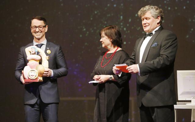 Přítomnost primátora města Martina Charváta s originální plastikou Kláry Klose byla předzvěstí výjimečného předávání první festivalové ceny… Foto Michal Klíma 
