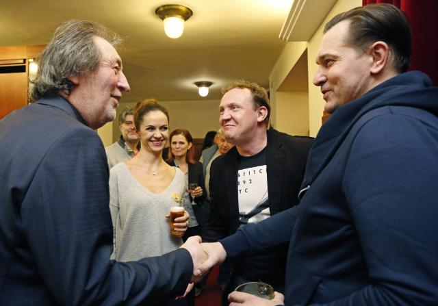 Bolek Polívka měl původně hned po převzetí ceny odjet, ale druhá soutěžní komedie ho natolik zaujala, že zůstal až do konce a všem brněnským kolegům, s nimiž se už družil Milan Němec, osobně pogratuloval. Foto Michal Klíma 