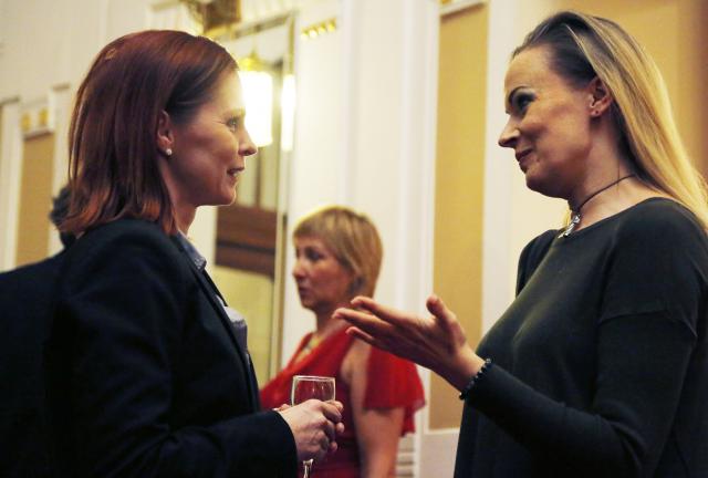 Na společenském setkání ve foyer se pak sešly kamarádky Petra Janečková a Alena Antalová. Foto Michal Klíma 