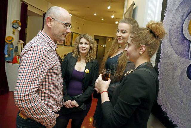 PR manažer VČD Radek Smetana při poradě o obsahu Festivalových novin(ek) se členkami studentské poroty Kristýnou Pleškovou, Marií Kopeckou a Terezou Blažkovou. Foto Michal Klíma