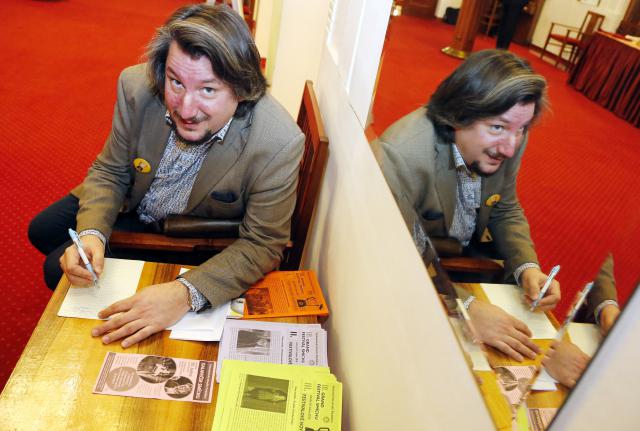 Člen odborné poroty Miroslav Ondra při hodnocení třetí soutěžní komedie. Foto Michal Klíma