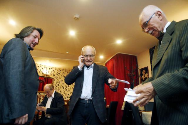 Členové odborné poroty Miroslav Ondra a Jaromír Janeček při odevzdávání hodnocení ekonomickému náměstku VČD Bohumilu Kosovi. Foto Michal Klíma
