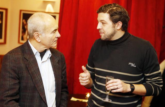 Režisér Jaromír Janeček v rozhovoru s hercem Albertem Čubou. Foto Michal Klíma