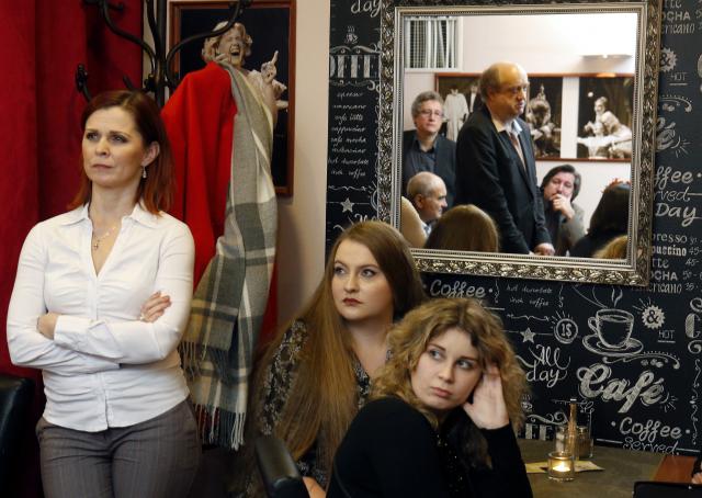 Petra Janečková a členky studentské poroty Marie Kopecká a Kristýna Plešková při poslechu hodnocení porotce Zdeňka A. Tichého. Foto Michal Klíma