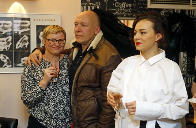 Robert Jašków se svými kolegyněmi už v divadelním klubu. Foto Michal Klíma