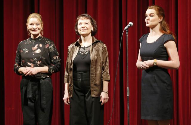 18. ročník festivalu si nenechala ujít ani Vilma Cibulková, kterou na jeviště uvedly Dagmar Novotná s Janou Ondruškovou. Foto Michal Klíma