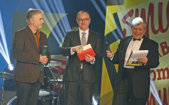 Předseda Herecké asociace Ondřej Kepka a 1. náměstek hejtmana Pardubického kraje Roman Línek při vyhlašování ceny pro nejlepšího herce festivalu. Foto Michal Klíma