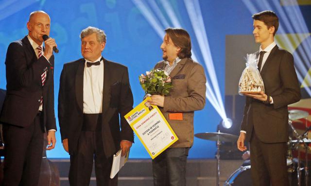 Cenu odborné poroty za komedii Dotkni se vesmíru a pokračuj z rukou porotce, dramaturga a pedagoga JAMU Miroslava Ondry převzal herec Městského divadla Brno Igor Ondříček. Foto Michal Klíma 