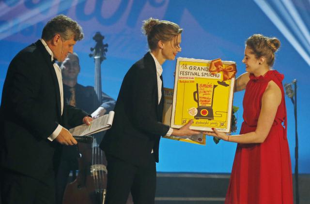 Pro Cenu studentské poroty si přijela dramaturgyně Švandova divadla na Smíchově Martina Kinská, které ocenění pro komedii Pohřeb až zítra předávala porotkyně, studentka Masarykovy univerzity Tereza Blažková. Foto Michal Klíma 