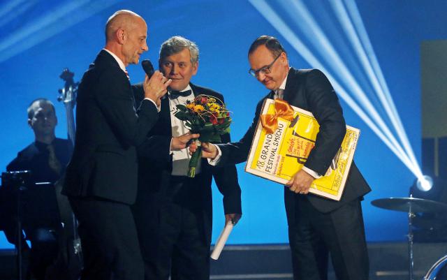 Ocenění za nejlepší mužský herecký výkon od náměstka hejtmana Romana Línka za kolegu Petra Štěpána opět přebíral Igor Ondříček. Foto Michal Klíma