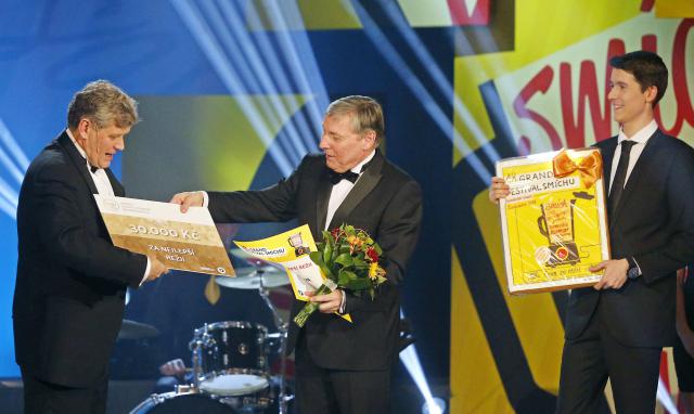 Cenu za nejlepší režii, kterou předával ředitel VČD Petr Dohnal, už za Hanu Burešovou, režisérku Dotkni se vesmíru a pokračuj, už nedostal Igor Ondříček, ale Miroslav Hanuš, její dlouholetý kolega z jejich mateřského Divadla v Dlouhé. Foto Michal Klíma