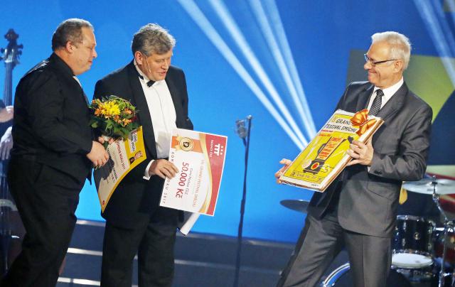 Hlavní festivalovou cenu Komedie roku od ministra kultury Ilji Šmída převzal autor hudebního nastudování komedie Divadla v Dlouhé Milan Potoček. Foto Michal Klíma