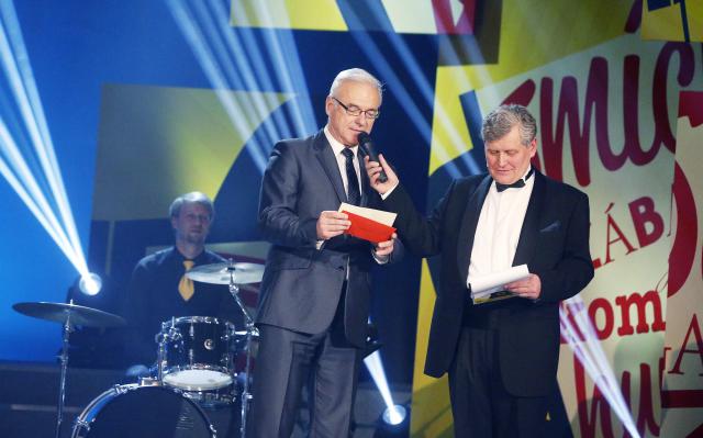 Ministr kultury Ilja Šmíd s Miroslavem Hanušem při vyhlašování Ceny Komedie roku 2017, kterou se stal Tajný deník Adriana Molea ve věku 13 a ¾ právě v režii moderátora večera. Foto Michal Klíma
