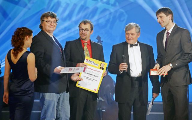 Autorské duo Městských divadel pražských Jiří Janků a Petr Svojtka s Diváckou cenou za komedii 60’s aneb Šedesátky. Ocenění vyhlásil Martin Sýkora, manažer vztahů s veřejností společnosti Elektrárny Opatovice. Foto Michal Klíma
