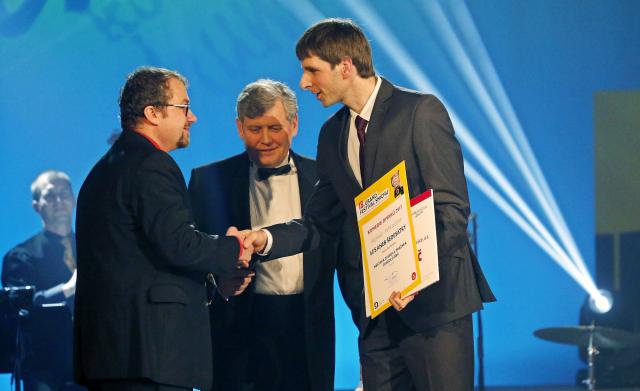 Martin Sýkora při gratulaci režiséru Šedesátek Petru Svojtkovi.Foto Michal Klíma