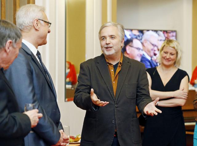 Na společenském setkání ve foyer po skončení Galavečera Ondřej Kepka chválil myšlenku GRAND Festivalu smíchu. Foto Michal Klíma