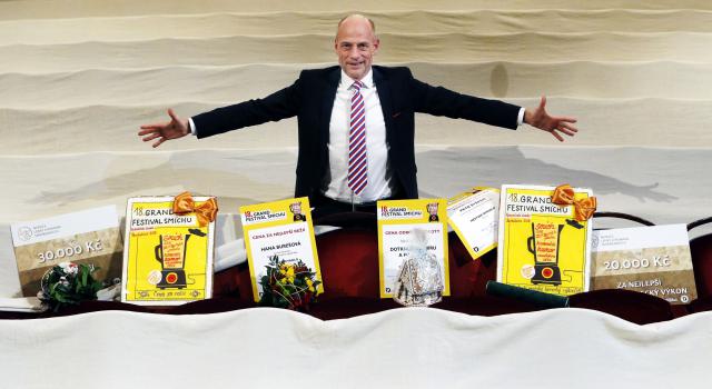 Igor Ondříček s cenami pro Městské divadlo Brno a jejich komedii Dotkni se vesmíru a pokračuj. Foto Michal Klíma