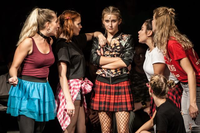 Už v deset hodin dopoledne v Městském divadle zahájila doprovodnou část festivalu hiphopová komedie Výlet v podání začínajících herců Mladého divadelního studia LAIK. Foto Michal Klíma